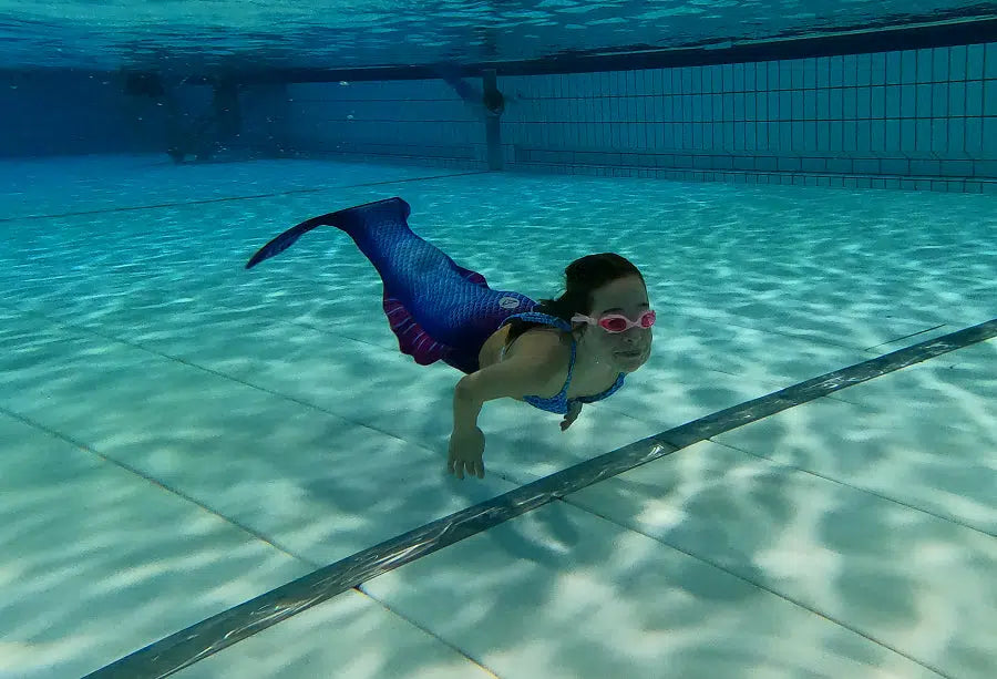 Delphi Ocean Queens Zeermeermin set meisje onder water in zwembad