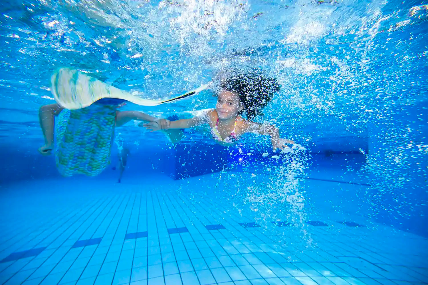 Hero Image Homepage two mermaid kids in swimming pool | Hero afbeelding Homepagina twee zeemeerminmeisjes in zwembad